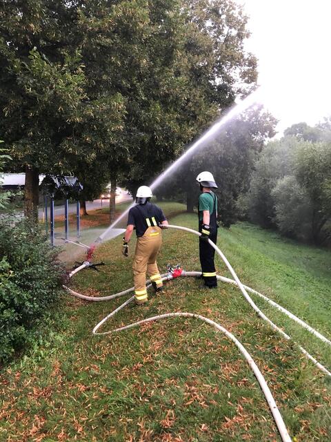 Die beiden Pumpen brachten jede Menge Wasser, so konnte sogar ein Wasserwerfer eingesetzt werden, welcher das zusätzlich mit Sauerstoff angereicherte Wasser der Jagst wieder zuführte