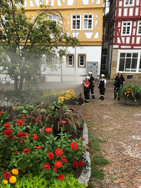 Auch dem Blumenschmuck tat die zusätzliche Wassergabe gut