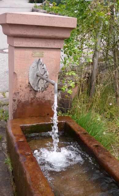 Ein alter Brunnen spendet kühles Nass.....