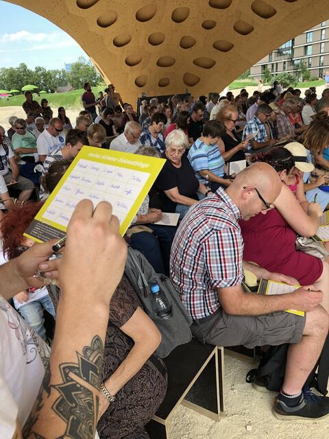 Eifrig Orte der Region auf die Teilnahmekarte schreiben und dann hoffte jeder, dass die richtigen Dörfer und Städte gezogen wurden. Foto: Moritz Banhardt