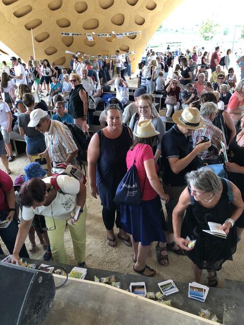 Die Gäste bedienten sich an den leckeren Heimatkeksle und den schönen Postkarten mit Fotos von Heimatreportern. Foto: Moritz Banhardt