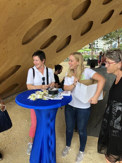 Heimatreporterin Uschi Pohl (links) hat auch mitgespielt. Foto: Moritz Banhardt
