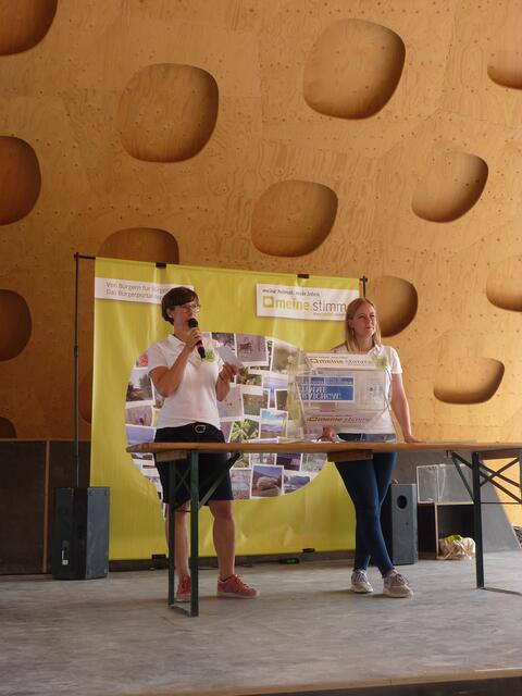 Katja Bernecker und Carolin Kirsch (rechts) beim Auslosen der Orte. Foto: Moritz Banhardt