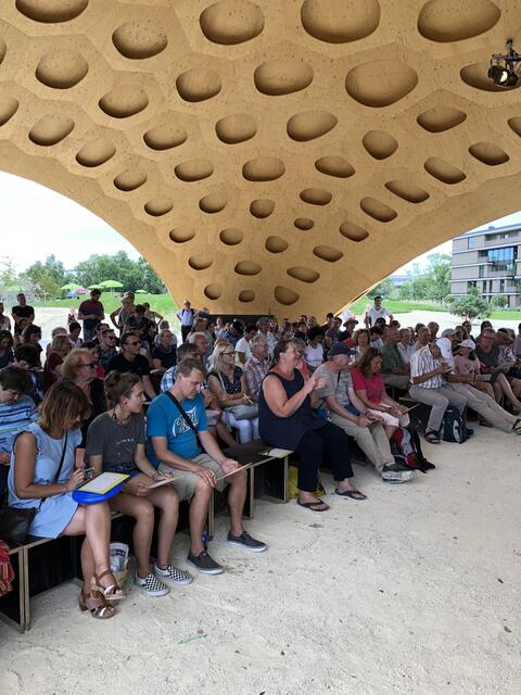 Der Holzpavillon war mit rund 150 Gästen gut gefüllt. Foto: Moritz Banhardt