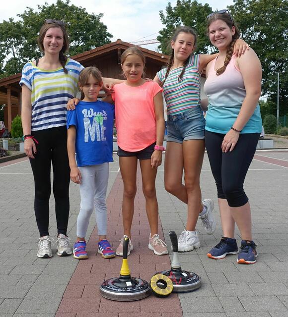 Auch die beiden Betreuerinnen Melanie Degener und Vanessa Schmidt unterstützen ihre Mädels