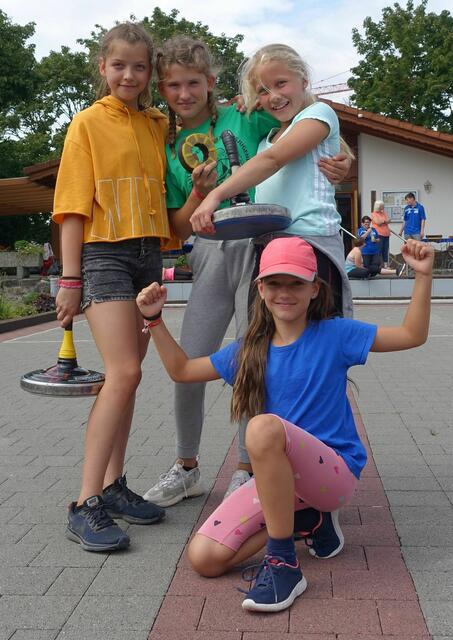 Die Kids hatten schnell den Bewegungsablauf beim Abschießen der Stöcke gelernt