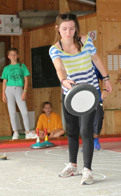 Betreuerin Melanie Wegener macht es ihren Mädels vor..