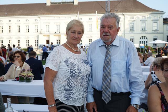 Wurden für ihr jahrzehntelanges ehrenamtliches Engagement vom Bundespräsident Steinmeier gewürdigt. Trainerehepaar Helga und Eberhard Bauer im Schloßgarten Bellevue