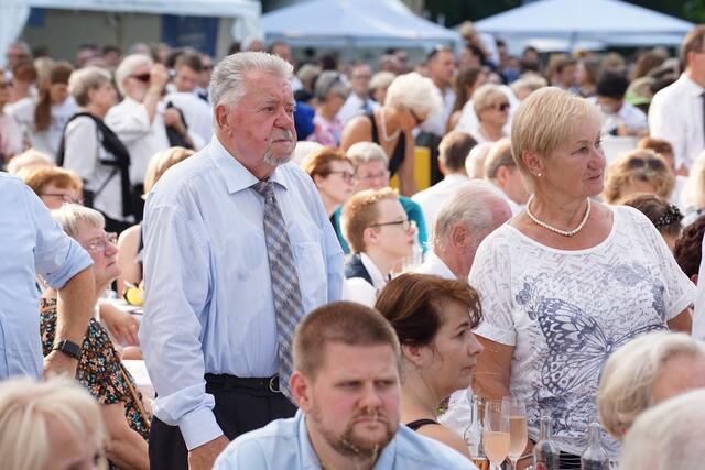 Trainerehepaar Bauer lauschen den Worten von Budespräsident Steinmeier, der ihre langjährige ehrenamtliche Arbeit würdigte