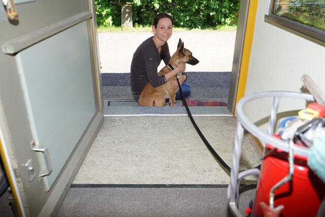 Pause muss auch sein. Katja und ihr Wachhund "Conte" in der Erholungsphase.