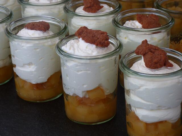 Birnenragout mit Joghurt-Sahne-Schaum