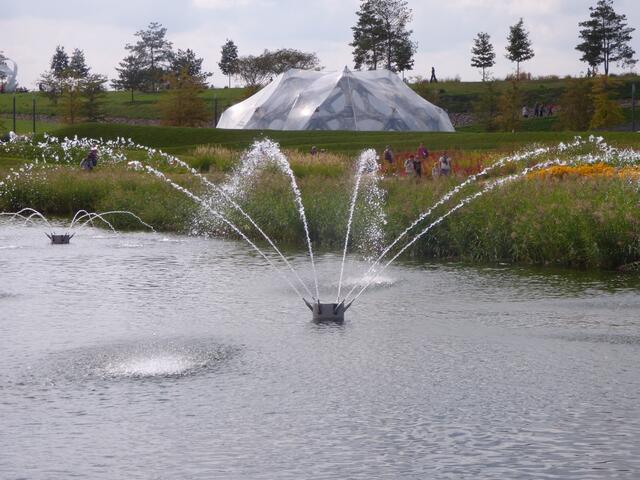 Der bionische Pavillon "schwebt" über den Wasserfontänen