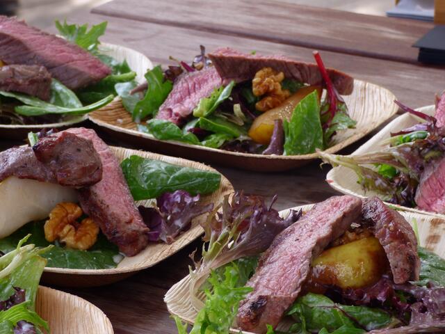 Salat mit karamellisierter Birne, Walnüssen und Rindersteak