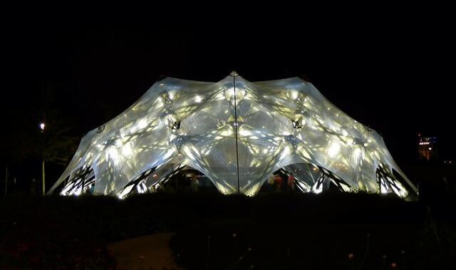 Der bionische Pavillon sieht beleuchtet noch futuristischer aus