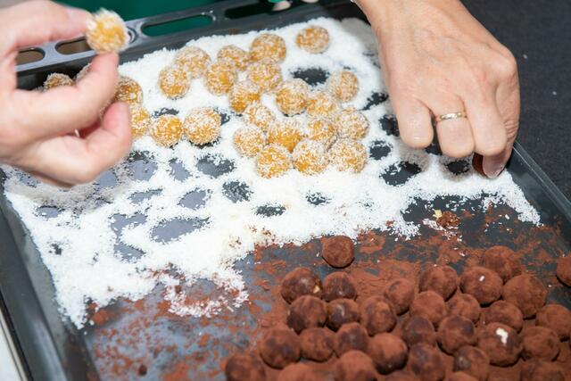 Bitte zugreifen: Superfood-Pralinen. Foto: Mario Berger