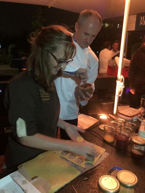 Eberhard und Michaela Schell beim Kreieren des Nachtischs. Foto: Kirsch