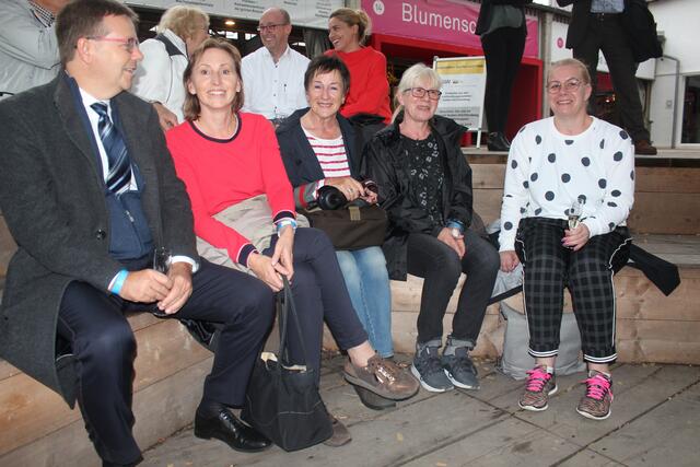 Karin Teufel mit Mann, Uschi Pohl, Gudrun Vogelmann mit ihrer Tochter (v.l.). Foto: Bernecker