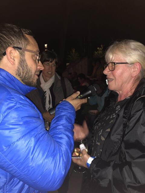 Stimme-Moderator Alexander Schnell interviewt Heimatreporterin Gudrun Vogelmann. Foto: Kirsch