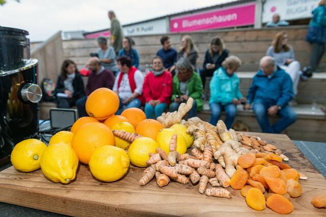 Die Foodbloggerin Adaeze Wolf kreierte aus diesen leckeren Zutaten einen Ingwer-Shot und leckere und gesunde Pralinen. Foto: Mario Berger