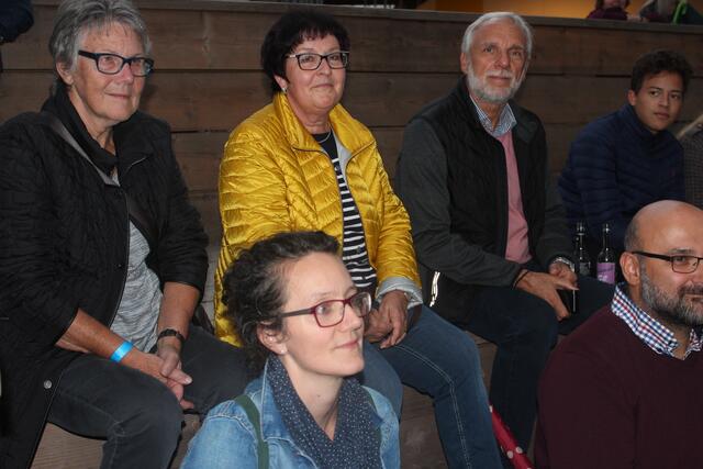 Schauen den Köchen gespannt beim Zubereiten zu: Familie Koch und Familie Reingräber. Foto: Bernecker