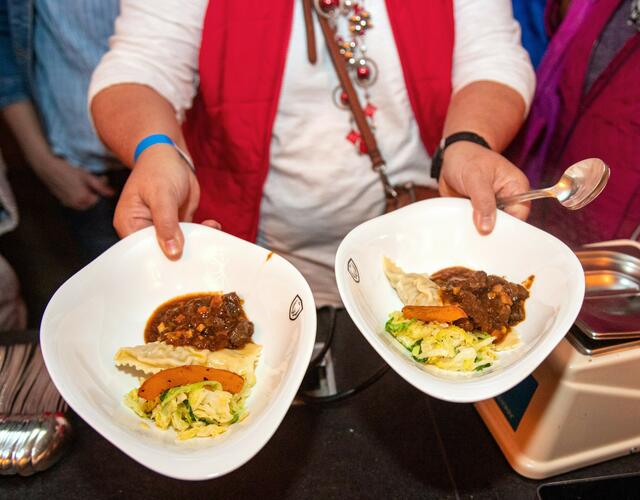 Der Hauptgang von den Köchen von "Das Wildeck": Teigtaschen mit Füllung vom jungen Wildschwein auf seinem Ragout in Lembergersauce, herbstliches Gemüse. Foto: Mario Berger