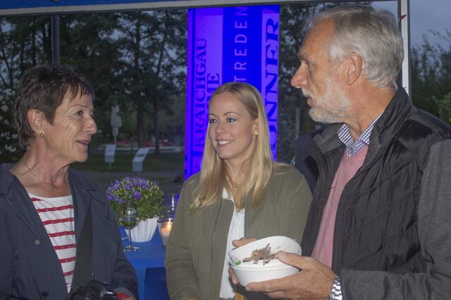 Uschi Pohl im Gespräch mit Carolin Kirsch und Rüdiger Reingräber. Foto: Bernecker