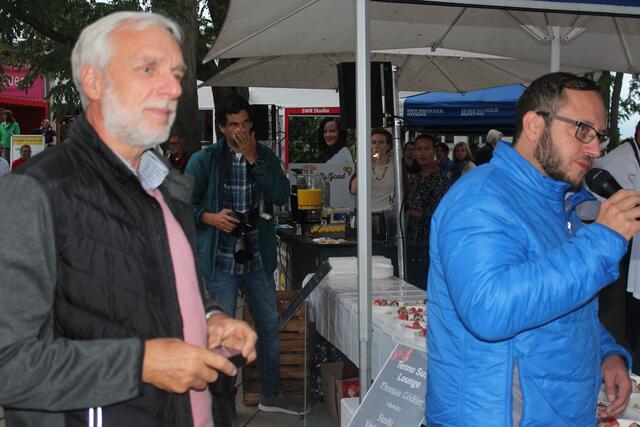 Rüdiger Reingräber steht neben Moderator Alexander Schnell. Foto: Bernecker