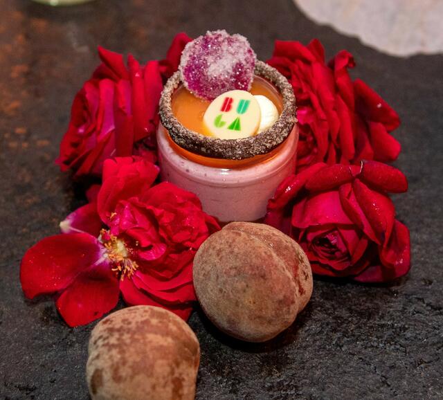 Der krönende Abschluss: Buga-Weinbergpfirsich-Rosentörtchen von Schell Schokoladen. Foto: Mario Berger