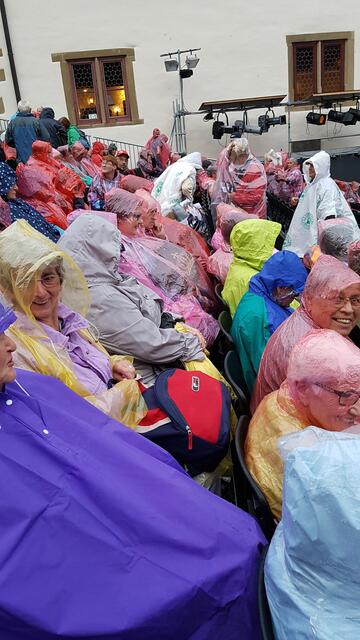 Der Nieselregen in Jagsthausen konnte die Stimmung nicht trüben.