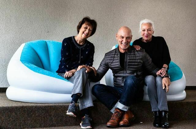 Das Erfolgstrio Monika Hirschle, Simon Licht und Ulrike Barthruff spielten in Jagsthausen „Laible und Frisch – urlaubsreif“. | Foto: Burgfestspiele