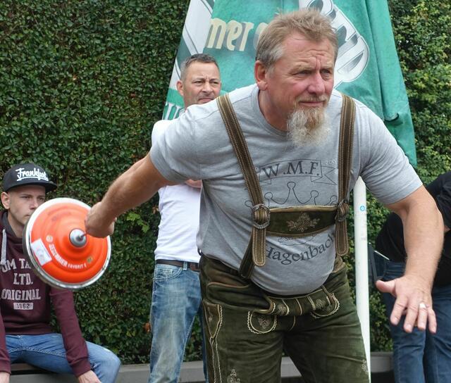 Peter Horning vom Siegerteam konzentriert sich...