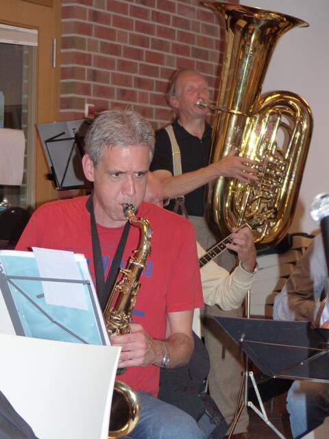 Mario Schumm konzentriert sich auf das Spiel mit dem Tenorsaxophon.