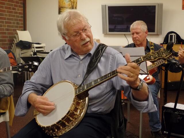 Ganz bei der Sache mit seinem Tenor-Banjo spielt Dr. Norbert Schmidt.