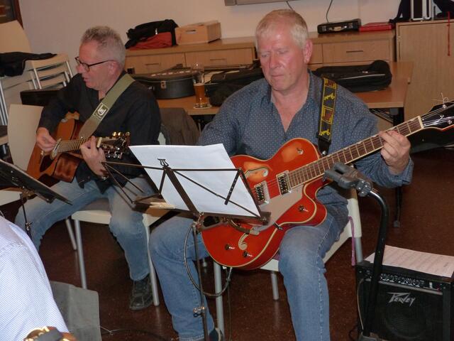 An den Gitarren spielten Eddie Schramm und Thomas Eichner (v.l.n.r.).
