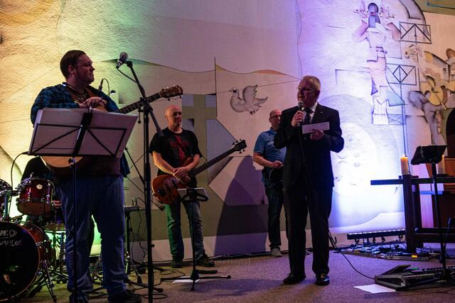 Pfr. Peter Kübler bedankte sich bei der Band. | Foto: Jochen Buddrick