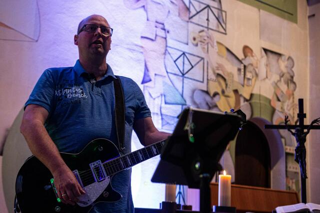 Sascha an der E-Gitarre (Band Historymaker) | Foto: Jochen Buddrick