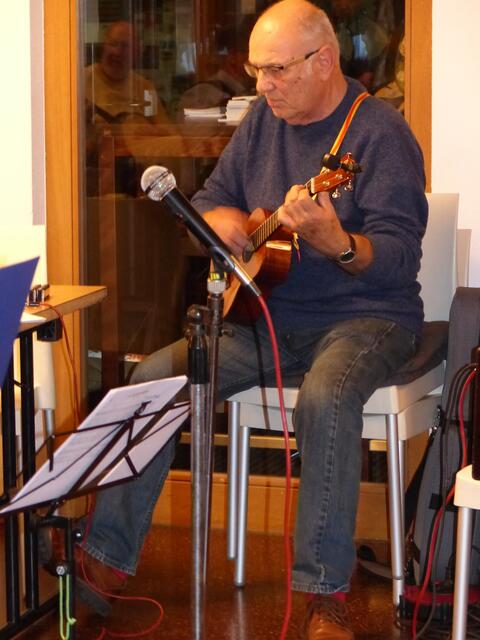 An der Ukulele musiziert Franz Kraus.