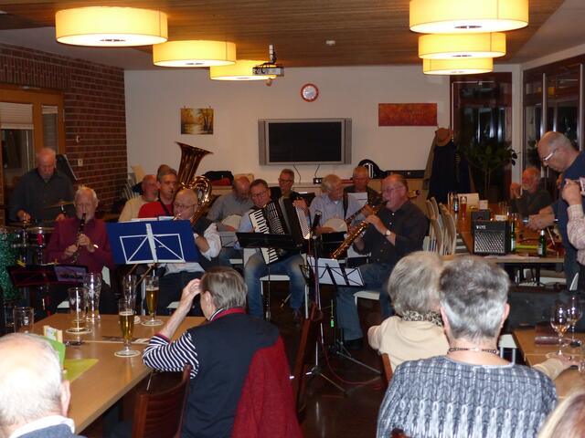 Ein Aufmerksames Publukum verfolgt beim Herbstkonzert das Spiel der Dixiefreunde.