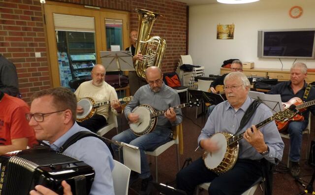 Die Banjospieler mit Abu Schäfer, Ernst Knorpp, Dr. Norbert Schmidt. Im Hintergrund Detlev Tietz, Eddie Schramm und Thomas Eichner (v.l.n.r.), vorne Bernd Zacharias.