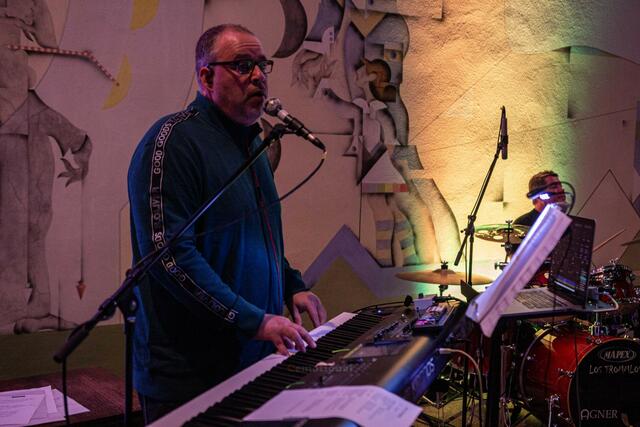 Rüdiger als Bandleader und Keyboarder, auch verantwortlich für Songwriting, Texte, Arrangements und Gesang. (Lobpreisband Historymaker) | Foto: Jochen Baral