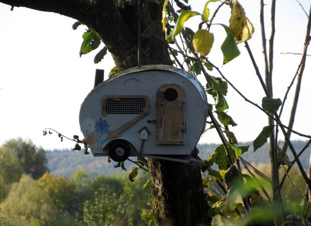 Zu Beginn ging es an Schrebergärten vorbei und dabei entdeckten wir dieses hübsche Vogelhäuschen