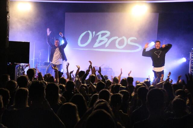 Um die 400 Jugendliche feierten fröhlich beim Hip-Hop-Konzert der O´Bros in der alten Kelter Meimsheim.