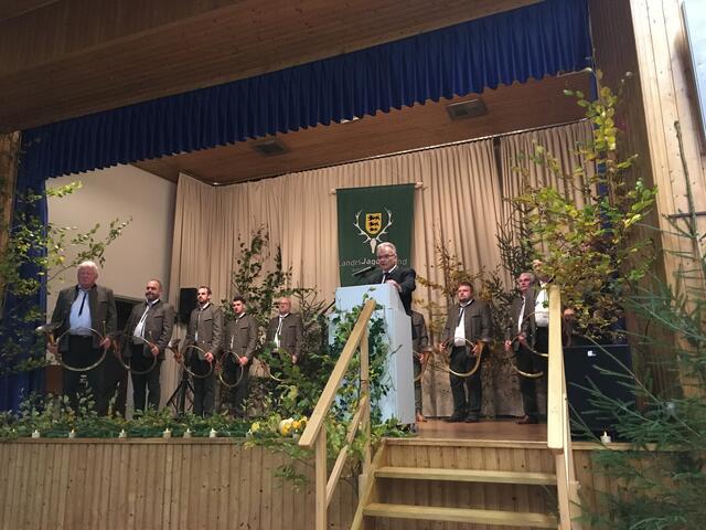 Kreisjägermeister Edgar Häußer begrüßt die Gäste in der Festhalle in Stein am Kocher.