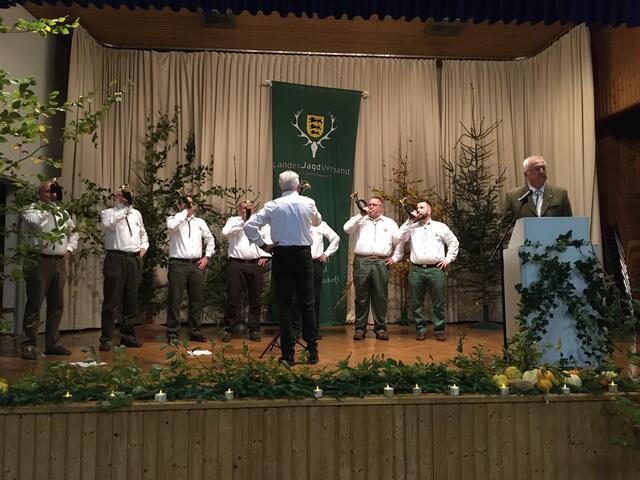 Ehrenkreisjägermeister Dieter Bürkle trug das Gedicht "Hasenjagd" von Rudi Wolf vor. Die Jagdhornbläser Stein am Kocher unter der Leitung von Walter Braun intonierten dazu die im Stück genannten Jagdsignale.