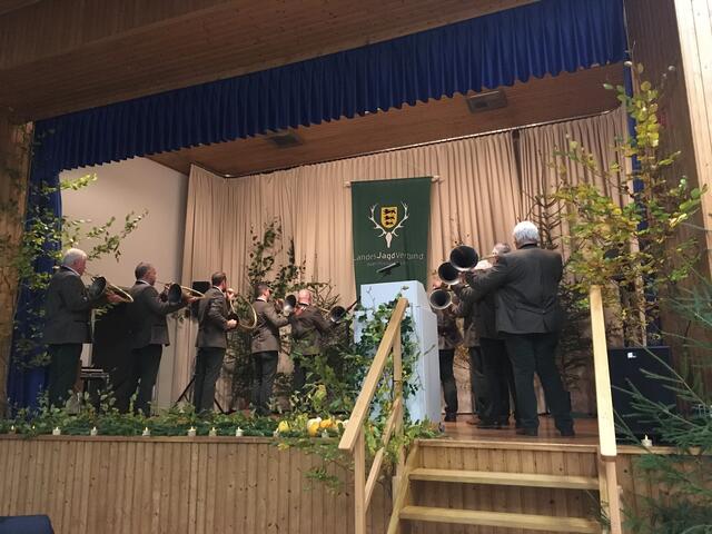 Die Jagdhornbläser Kocher-Jagst und Neckartal unter der Leitung von Anton Schad bliesen in der Festhalle in Stein jagdliche Weisen.