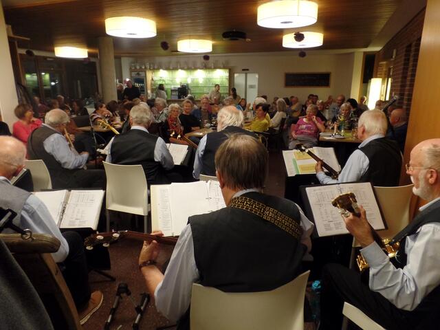 Viele Besucher füllten das Bistro im Mehrgenerationenhaus beim Konzert der Banjo-Band aus Stuttgart bis auf den letzten Platz.