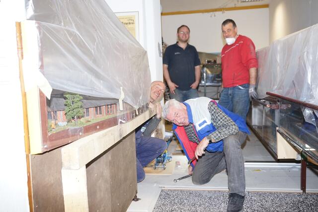 Frohgelaunt sind die Helfer Andi, Herri (vorne) und Sascha mit Uwe (hinten) bei mehr als die Hälfte der Arbeit. Aber jetzt ist auch bereits die erste Woche um!