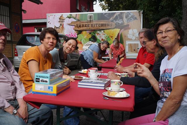 Unsere Besucher - zwischen Kaffee und Modellbahn.