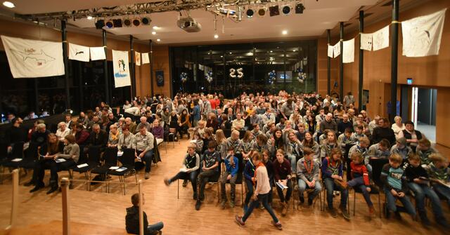 Voll besetzter Kursaal Bad Wimpfen beim 25. Jubiläum des VCP Pfadfinderstammes Blauer Turm