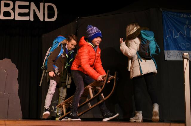 Sippe Steinbock reist mit dem Schlitten aufs Zeltlager an